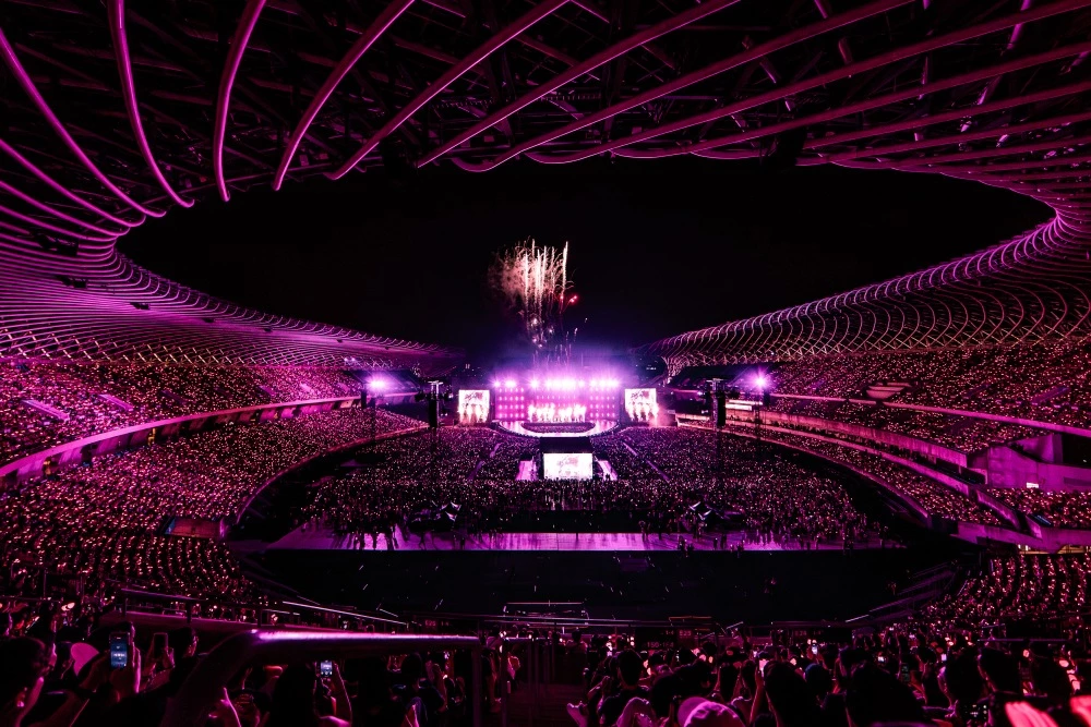BLACKPINK 在高雄世運主場舉辦《DEADLINE》世界巡演,掀起全台轟動。除了創下五大紀錄、吸引超過十萬人朝聖外,成員舞台造型更成為焦點。