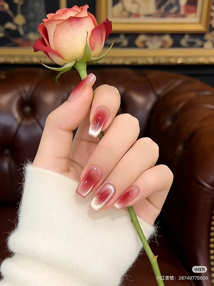 新年紅色美甲推薦8:腮紅貓眼
