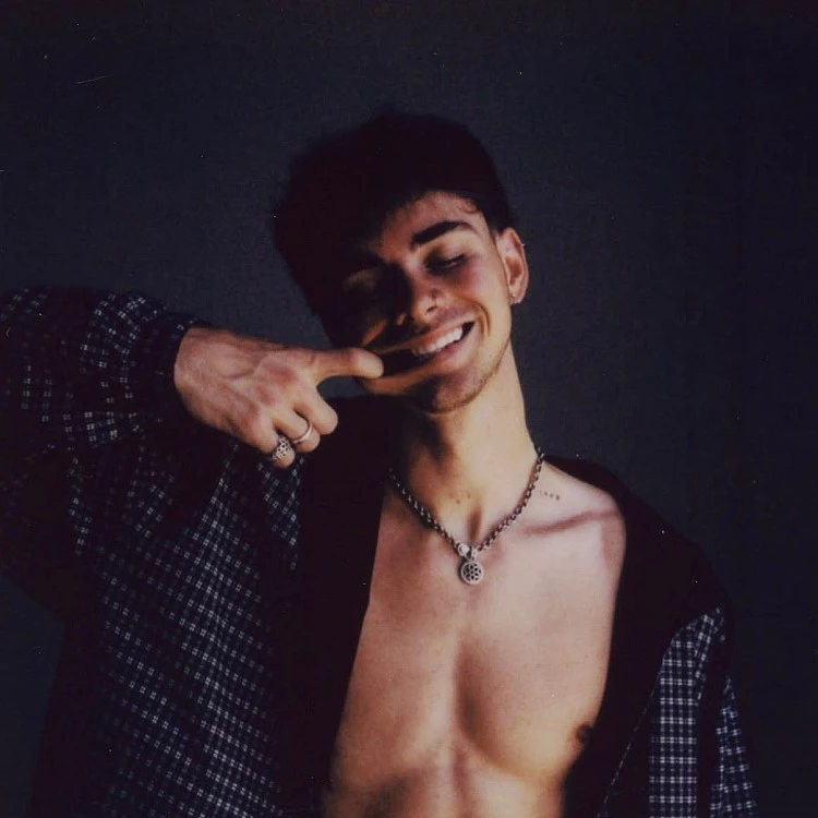 Corbyn Besson 於 1998 年出生於美國德州達拉斯，因為父親是一名美國空軍，因此家中常常搬遷，讓他在不同的文化環境中成長，這樣的經歷也潛移默化地影響了他對音樂的感受力與創作靈感。