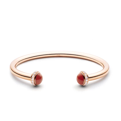 Piaget Possession系列,18K玫瑰金鑲嵌30顆圓形美鑽及2顆紅玉髓圓珠手鐲,約 176,000元。
