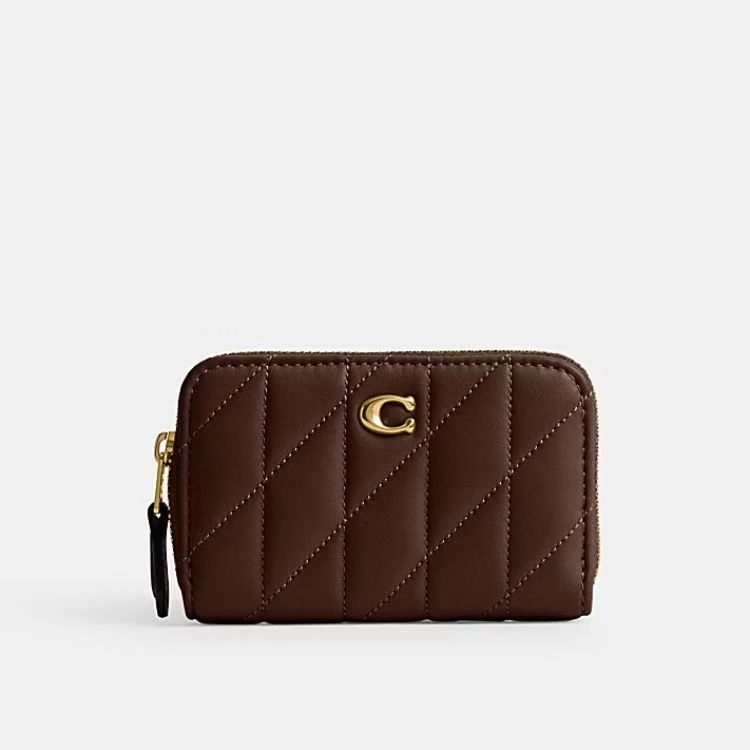 Coach這款卡夾以柔軟、蓬鬆感十足的絎縫皮革打造,厚實卻依然輕巧,拿起來非常柔軟好摸。小小一個卻具備拉鍊式主隔層與風琴式側片,能放卡片、零錢、折鈔等日常小物,勝過一般扁平卡夾的實用度。