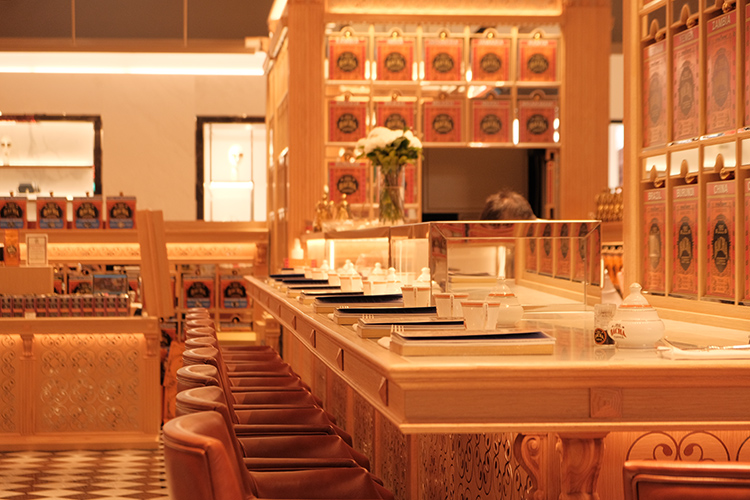 Bacha Coffee坐落於信義新天地A8館一樓，猶如一處北非宮廷的微型寶盒，空間以琥珀色玻璃罐、彩繪圖紋與金屬光澤交織出奢華氛圍