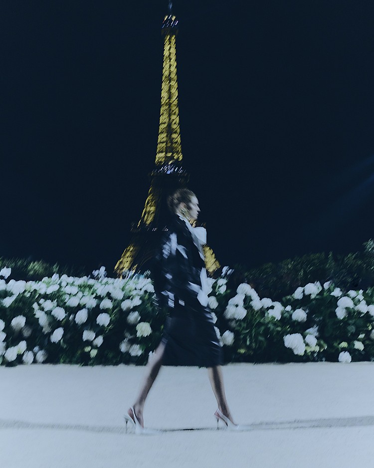 曾任Versus Versace 創意總監,自2016 年接任Saint Laurent 創意總監,剪裁犀利精準,風格強勢而性感,是聖羅蘭先生的最佳傳人。已掌管品牌近十年的時間。他以性感且充滿女性力量的風格,為品牌形塑強烈的識別度。