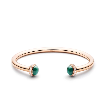Piaget Possession系列,18K玫瑰金鑲嵌30顆圓形美鑽及2顆孔雀石圓珠手鐲,約 194,000元。