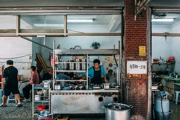 「福州麵店」沒有華麗招牌,只有老闆俐落的手勢、鍋裡翻滾的湯聲,與剛起鍋的麵香。