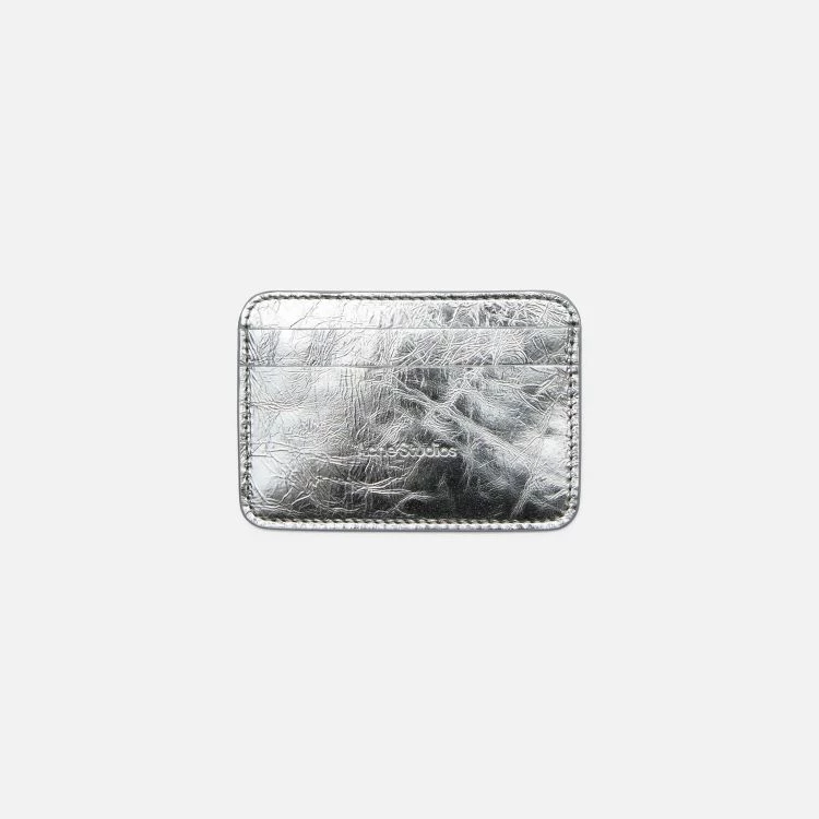 近年來成為Z世代愛牌的Acne Studios,這款卡夾以亮銀色光滑皮革打造,金屬質感非常搶眼,像是把太空銀壓成一片薄薄的小型藝術品。
