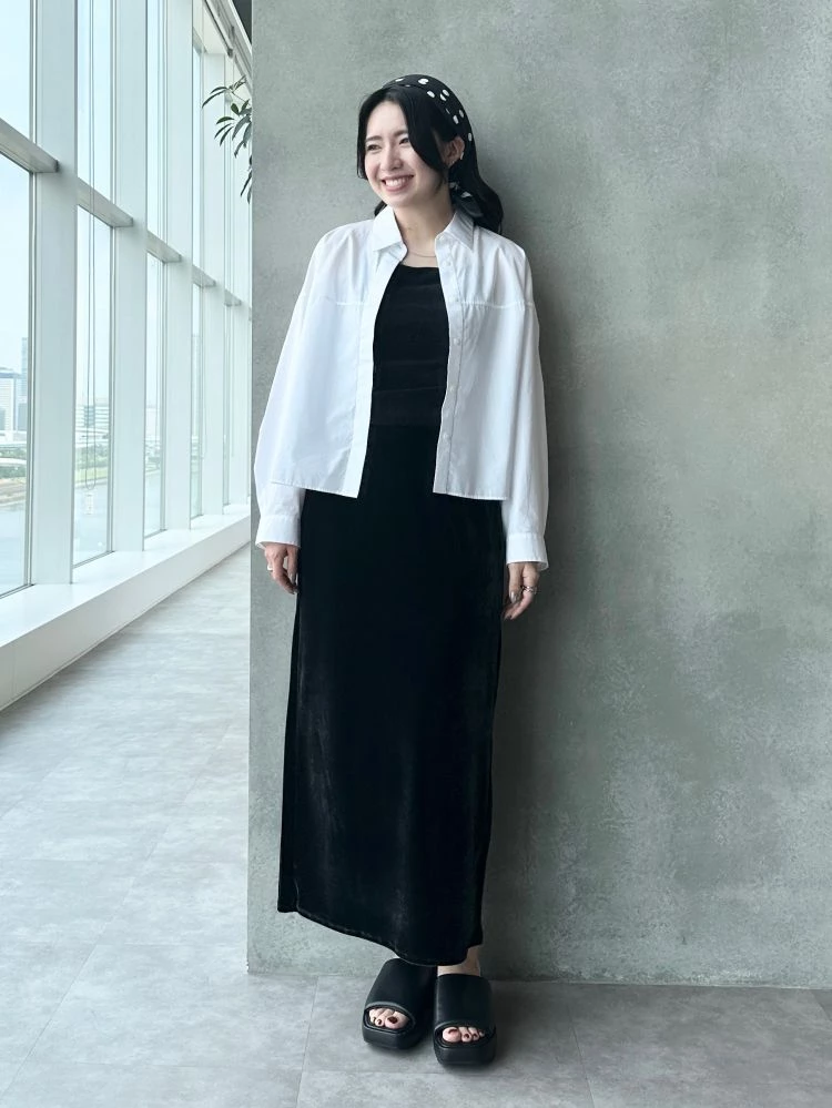 除了作為單穿上衣，Uniqlo這件短版襯衫更能化身為輕外套。