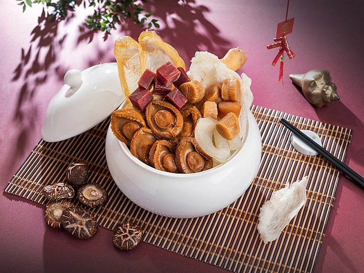 如果要挑一道一看就知道是飯店等級的年菜,台北文華東方酒店「雅閣」的極品佛跳牆幾乎不用猶豫。