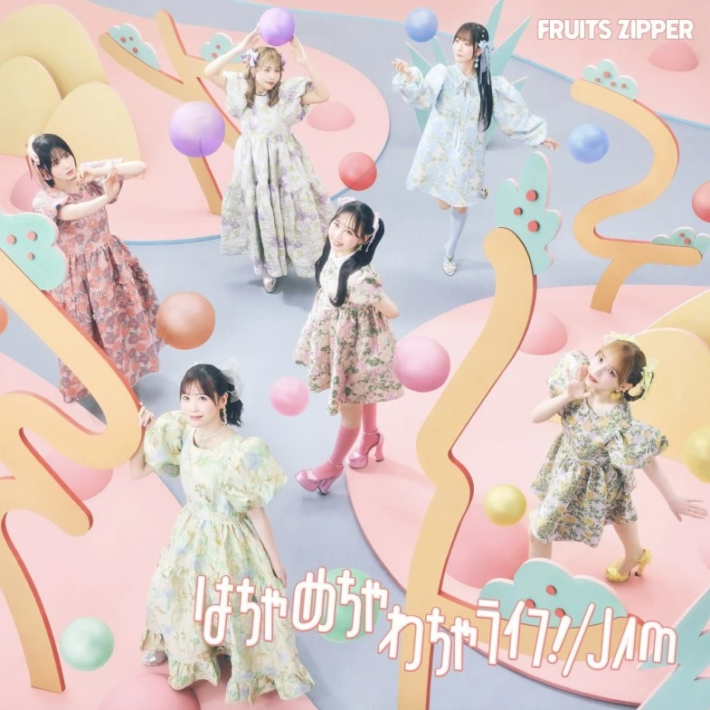 FRUITS ZIPPER 隸屬 KAWAII LAB.(卡莉怪妞 Kyary Pamyu Pamyu 的師妹體系),以「NEW KAWAII」作為團體核心