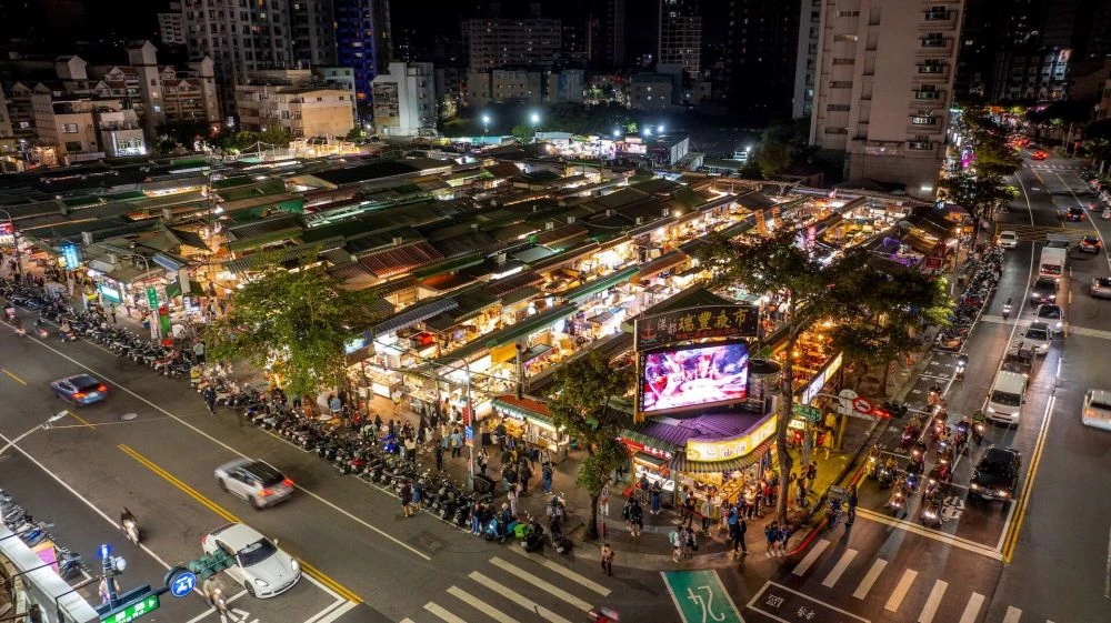 作為高雄最受歡的夜市之一,瑞豐夜市鄰近巨蛋商圈,擁有超過百家攤位,集結南部最具代表性的夜市小吃:鹽水雞、木瓜牛奶、臭豆腐、碳烤海鮮應有盡有。此外,夜市佔地千坪,規劃明確動線,區分美食、遊戲、服飾等區域,是當地人與觀光客都愛逛的夜間熱點。相較於六合夜市,瑞豐夜市成為在地人必去的景點之一,亦是今年上半年唯一入榜的夜市。