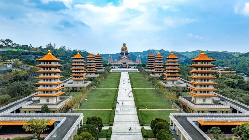 坐落於高雄大樹區,佛光山佛陀紀念館為佛光山創辦人星雲大師所規劃興建,佔地廣達百餘公頃,是一座融合宗教、藝術與教育功能的大型文化園區。主體建築雄偉壯麗,中央大道直通金碧輝煌的大佛塔,館內供奉佛牙舍利,對佛教信眾而言意義非凡。除了宗教參拜之外,也有定期展覽、書法藝術活動、春節拜年活動,成為國內外旅客認識佛教文化的重要窗口。