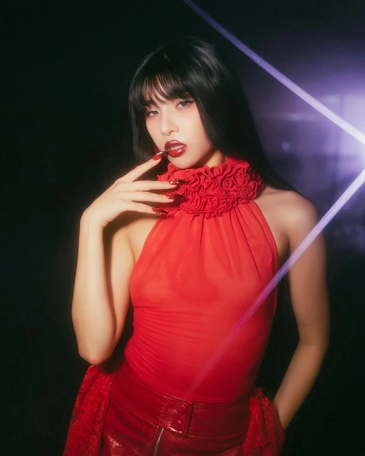 Sophia 出生於美國，擁有菲律賓血統，以開朗陽光的個性深受粉絲喜愛，她的舞蹈能力非常出眾，並能在唱跳舞台上保持高能量輸出，是 KATSEYE 的舞蹈擔當之一。