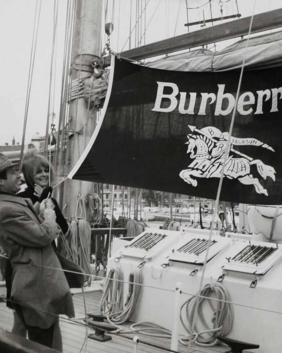 Burberry 也正在透過標誌性的品牌符號，加深民眾對這個百年歷史品牌的重視與渴望，「除了強化經典的格紋設計單品，我們也採用馬術騎士圖騰設計。」