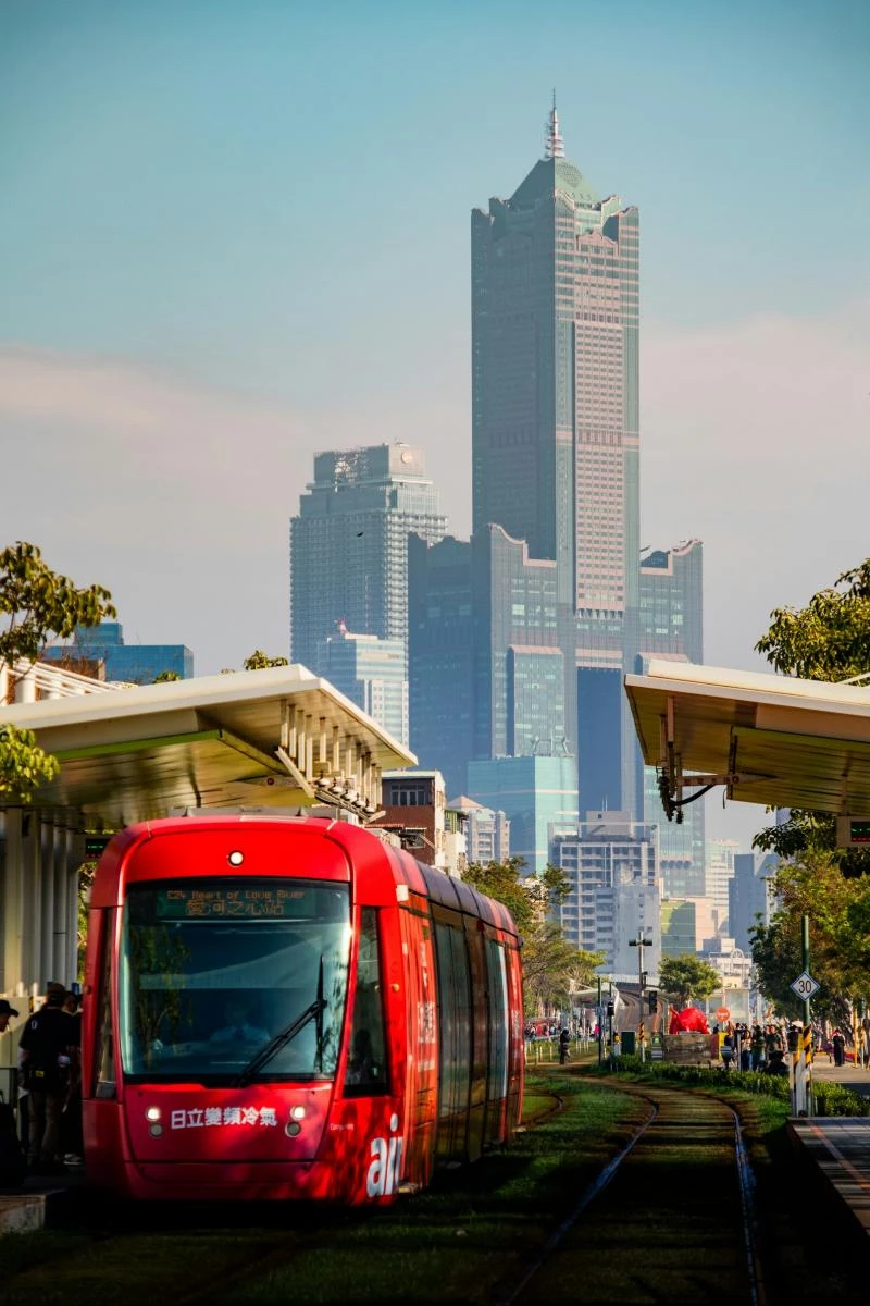 交通部觀光署宣布，將於今年 4 月起提供國旅補助，實施為期 3 個月，並跳過 7、8 月暑假旺季。民眾於週日至週四入住國內旅宿，首晚可折抵 800 元，若連續住宿第二晚，則可再折抵 1,200 元，最高補助 2,000 元。此外，觀光署規劃於明年 4 月一次抽出 12 個月份、每個月份抽出 1,000 名壽星，共 1.2 萬人，提供每人 1,200 元住宿補助，合計最高可折抵 3,200 元。  