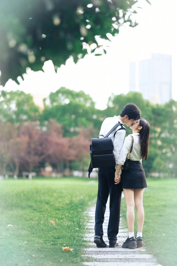 在陸劇《狙擊蝴蝶》中，陳妍希攜手周柯宇上演一段反差姐弟戀，不只劇情張力滿滿，她在劇中飾演的女強人「岑矜」更憑藉氣質造型成為討論焦點！