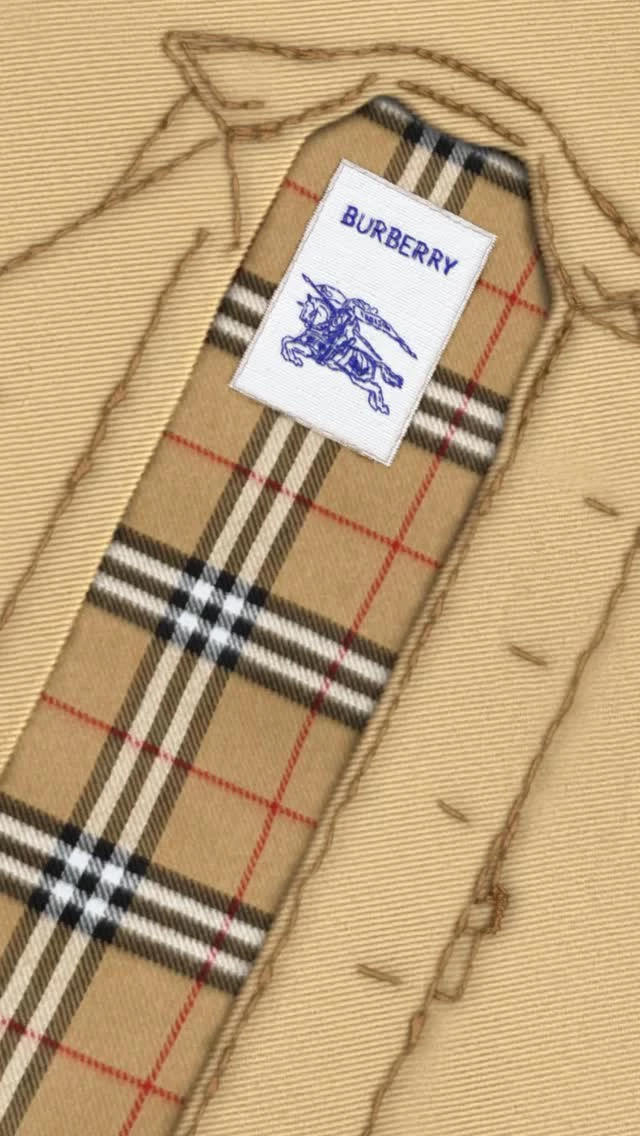 Burberry 重新帶回了一個來自品牌傳承的經典標誌——騎士印章（Knight stamp），該圖騰廣泛運用於整個系列中。」每當這個設計出現時，都能喚起消費者的共鳴。