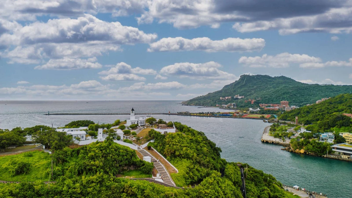 只需搭乘渡輪,就能抵達旗津這座充滿濃厚海港風情的小島。擁有延綿海岸線、旗津燈塔與老街美食,讓人彷彿置身南洋小島。最受歡迎的活動之一就是租電動車環島,沿途可見漁船停泊、海風吹拂、遠眺高雄港景。海岸旁還設有貝殼博物館與自行車道,是兼具生態、文化與娛樂的度假勝地。來旗津,不只是一趟旅遊,更是一種逃離城市喧囂的慢生活體驗。