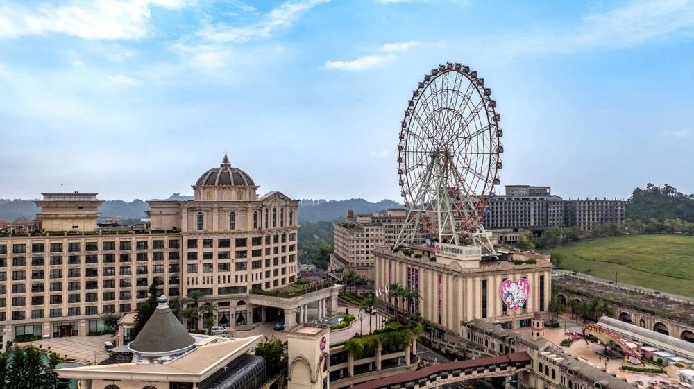 結合購物、遊樂與住宿的複合式度假園區,義大世界是南台灣規模最大的休閒娛樂中心之一。園區內包含義大世界購物廣場,亦是全台唯一歐式室內長廊的 Outlet Mall、適合全齡遊玩的義大遊樂世界,以及飯店和影城等,其歐式建築、童話設計與刺激設施讓大人小孩都樂在其中,特別是假日與連假期間,成為家庭出遊首選地。