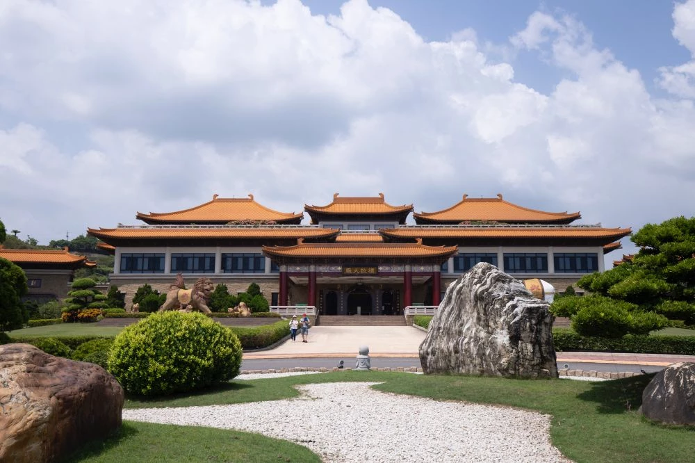 除了佛陀紀念館,佛光山本身即是一座莊嚴宏偉的佛教聖地。山中寺院群氣勢恢弘,寺內不僅可見傳統佛教建築,還設有禪修道場、圖書館與佛教學院。許多民眾選擇到佛光山靜修或參加宗教文化活動,感受內心的平靜與祥和。山區環境清幽、花木扶疏,不論信仰與否,都能在此找到心靈的片刻寧靜。