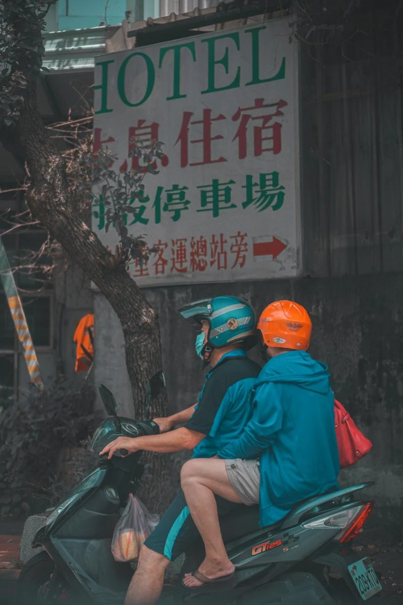 考量身體老化可能造成部分生理機能改變，包括反應時間延長、整體動作速度變慢及知覺動作表現衰退等，交通部公路局推出「高齡駕駛換照新制」。年滿 70 歲之駕駛人須通過體檢並完成安全教育課程後，方可換發駕照，首次換發之有效期限至 75 歲。年滿 75 歲者，則須每 3 年換照一次，除體檢及課程外，並須額外通過認知功能測驗，始得換發有效期限為 3 年之駕照。
