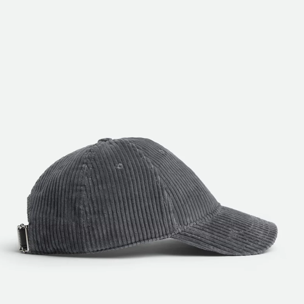 以低調奢華征服人心的 Bottega Veneta，近日推出一款完全無品牌 Logo 的一款棒球帽