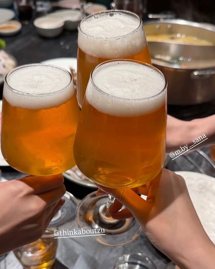 據說這趟慶功之旅是主持天后陶晶瑩率先提議，她也陪伴女孩們到場同樂，事後店家不只分享三人的口味偏好，更驚喜在社群激動分享：「每個同事都瘋了啊！子瑜、Momo、Sana 都超親切好有禮貌，不愛都難欸…」