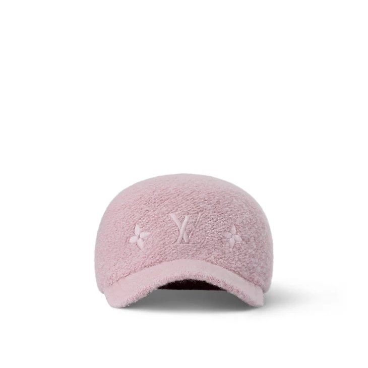 喜歡粉色帽子的女孩 Louis Vuitton 這一款可以列入購物清單！帽身上點綴有品牌標誌性符號，再加上毛絨絨的面料運用，讓整體充滿可愛的氣息