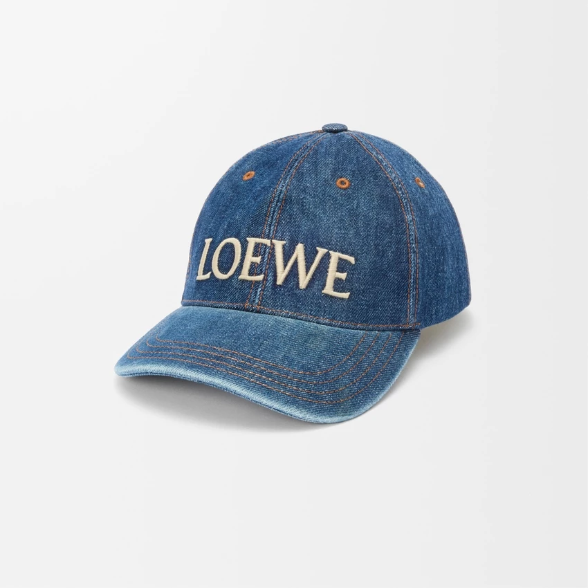 Loewe 自帶的隨性藝文感，讓許多女孩趨之若鶩！這款洗舊牛仔棒球帽，運用立體字樣的刺繡呈現
