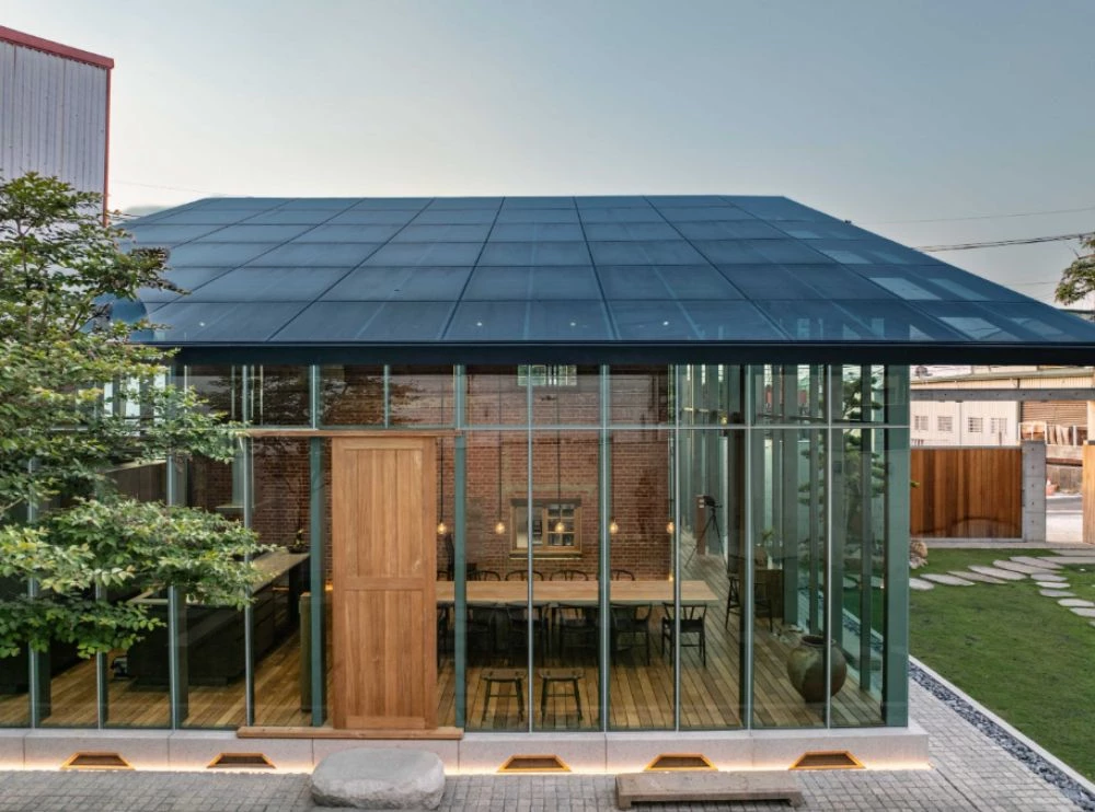 創立於 1998 年,毛森江建築工作室擅長以「清水混凝土」作為創作主調。他深受日本建築大師安藤忠雄(Tadao Ando)影響,自 2000 年起,開始致力研究清水混凝土工法至今的建築哲學,細數過去他的經典作品,從台中英才路、森/CASA,再到台南竹溪街,都可以看到他嘗試轉譯清水混凝土,同時融入於地景之中,也讓他成為台灣清水混凝土建築的代表人物之一。