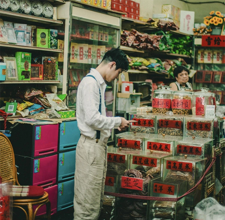 伊良可樂創辦人小林正在台灣的中藥店購買藥材,
