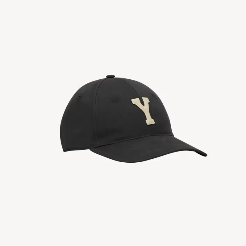 Saint Laurent 2026 春夏系列用浪漫、性感的設計再次贏得滿堂彩！回到日常的單品上，這頂棒球帽延續一貫的簡潔風格，運用品牌字首為點綴，打造出休閒與時帽兼具的設計。