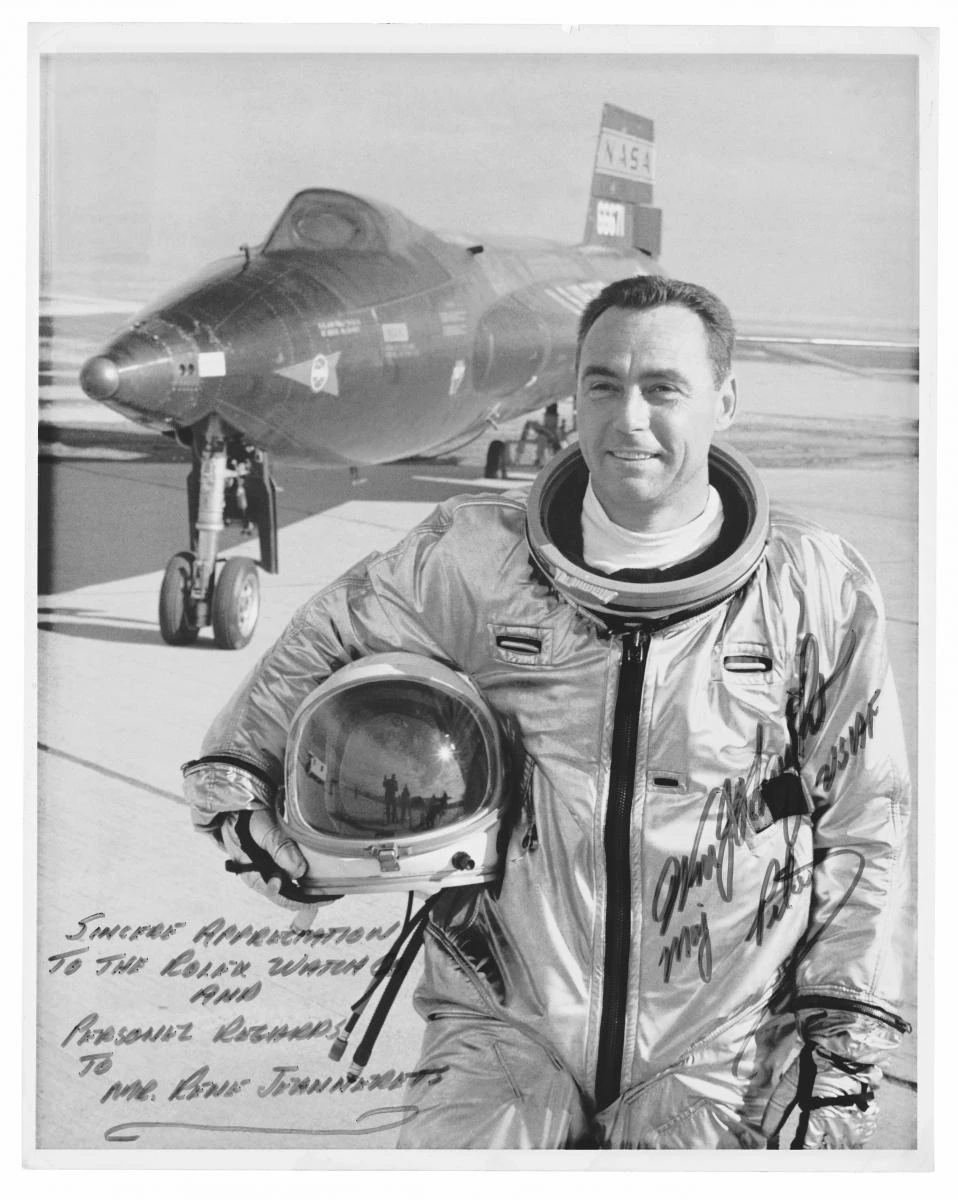 中尉兼航空工程師威廉・J.・黎特的照片。1967年10月3日，他佩戴著 GMT-Master 腕錶，駕駛 X-15 型火箭飛機創下時速高達7,274公里（6.7馬赫）的歷史紀錄。