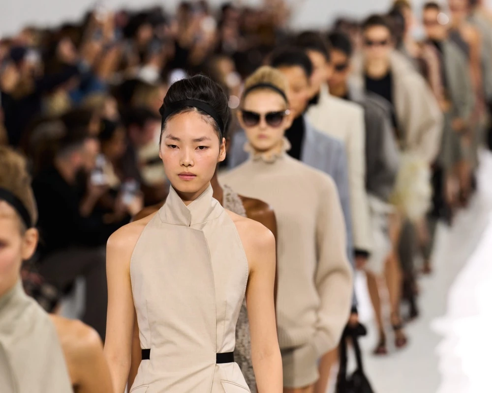 僅次於大衣，Max Mara 的套裝是品牌標誌性的單品。在本季設計師打破常規，用不對稱的門襟、截短的外套設計，呈現出套裝不同的可能性