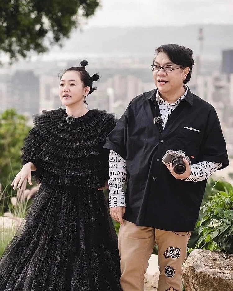 《康熙來了》結束後,蔡康永與小 S 各自往不同方向邁進,蔡康永參與《奇葩說》等談話、辯論類型節目,也跨界執導電影,2017 年推出首部導演作品《吃吃的愛》,並持續寫作、主持及參與不同文化工作;小 S 則先後主持《姐姐好餓》、《熙娣想聊》等節目,2022 年起,小 S 回重新主持帶狀節目《小姐不熙娣》,逐漸建立《康熙》之外的新代表作,去年她與 Patrick 更憑《小姐不熙娣》拿下「綜藝節目主持人獎」,當晚她也與蔡康永在頒獎舞台合體,成為《康熙來了》停播多年後少見的正式公開同框,再度勾起大批觀眾回憶。