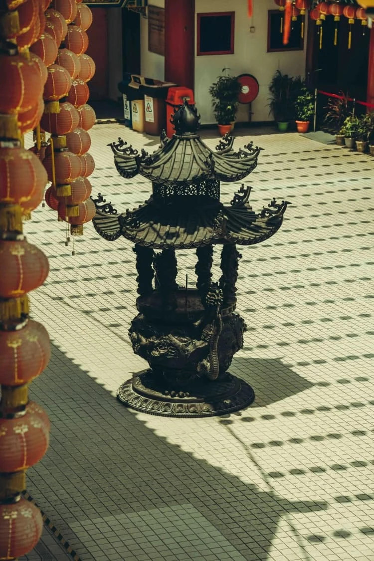 「月下老人」專管姻緣紅線,不論是單身求桃花或是戀人要求婚嫁順利都可以拜,尤其是到了七夕屬於姻緣氣場最旺的節氣之一,向月老祈求更容易「對時對氣」。