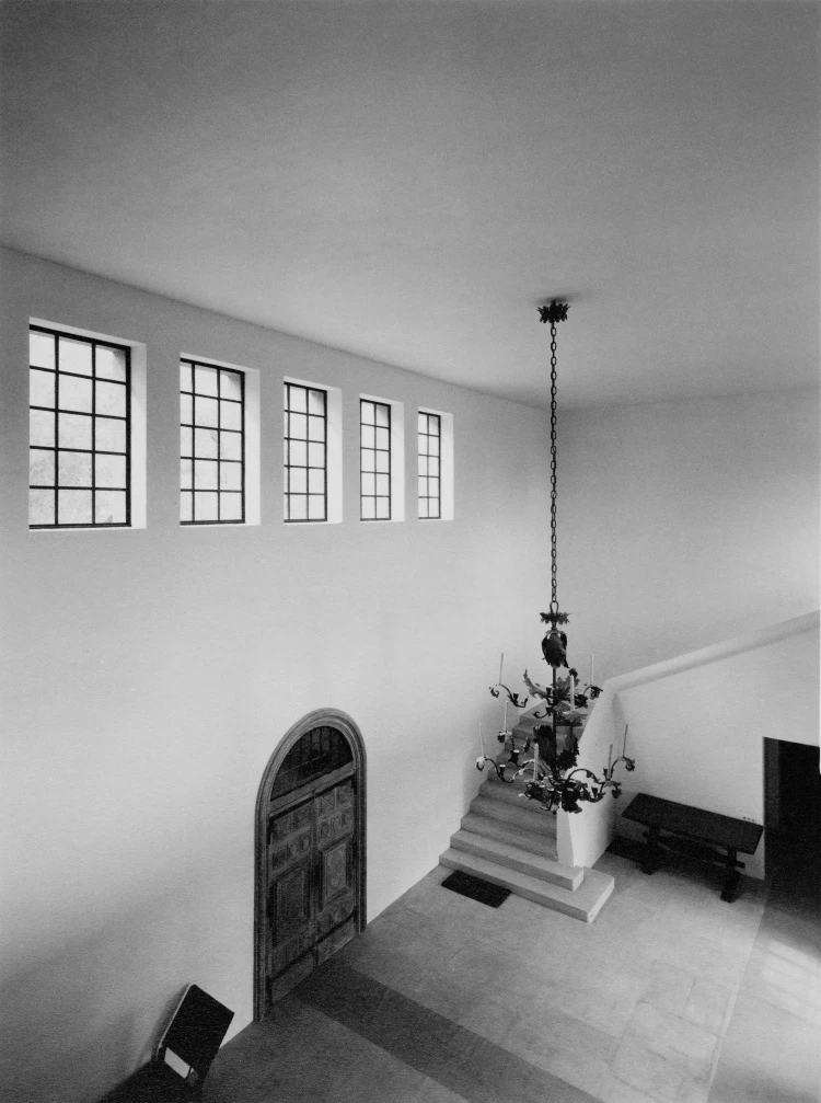 La Pausa 不只是建築,它是一場視覺與思想的共鳴。從1928年起,這幢座落於洛克布魯馬丁岬(Roquebrune-Cap-Martin)山丘上的別墅,便以其不加修飾的自然美感、簡約對稱的建築語彙與親密自由的社交場域,成為香奈兒女士從巴黎繁忙生活中抽離的庇護所。