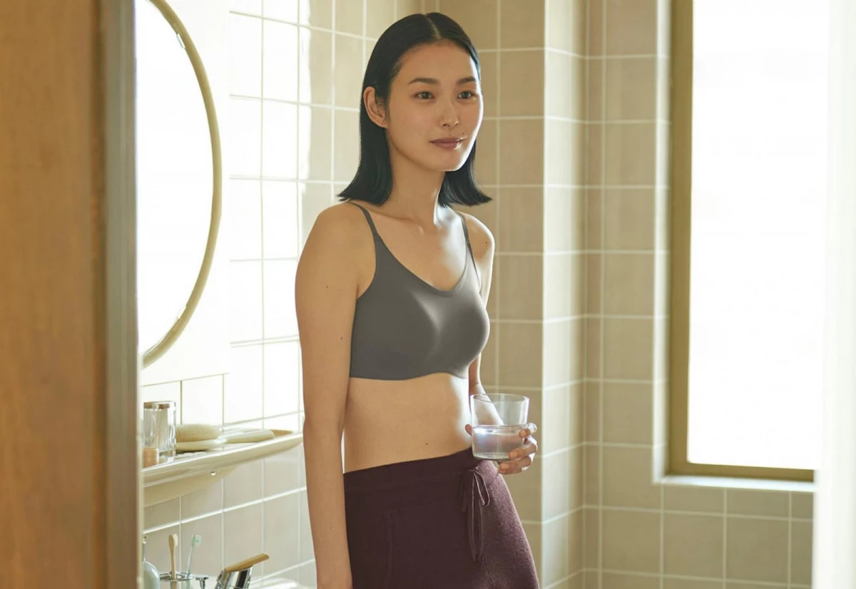 這款內衣有如「第二層肌膚」，將舒適度推向極致。採用 Uniqlo 獨家的 AIRism 材質，柔滑、快乾且全身幾乎無縫，穿上後幾乎忘了它的存在。
