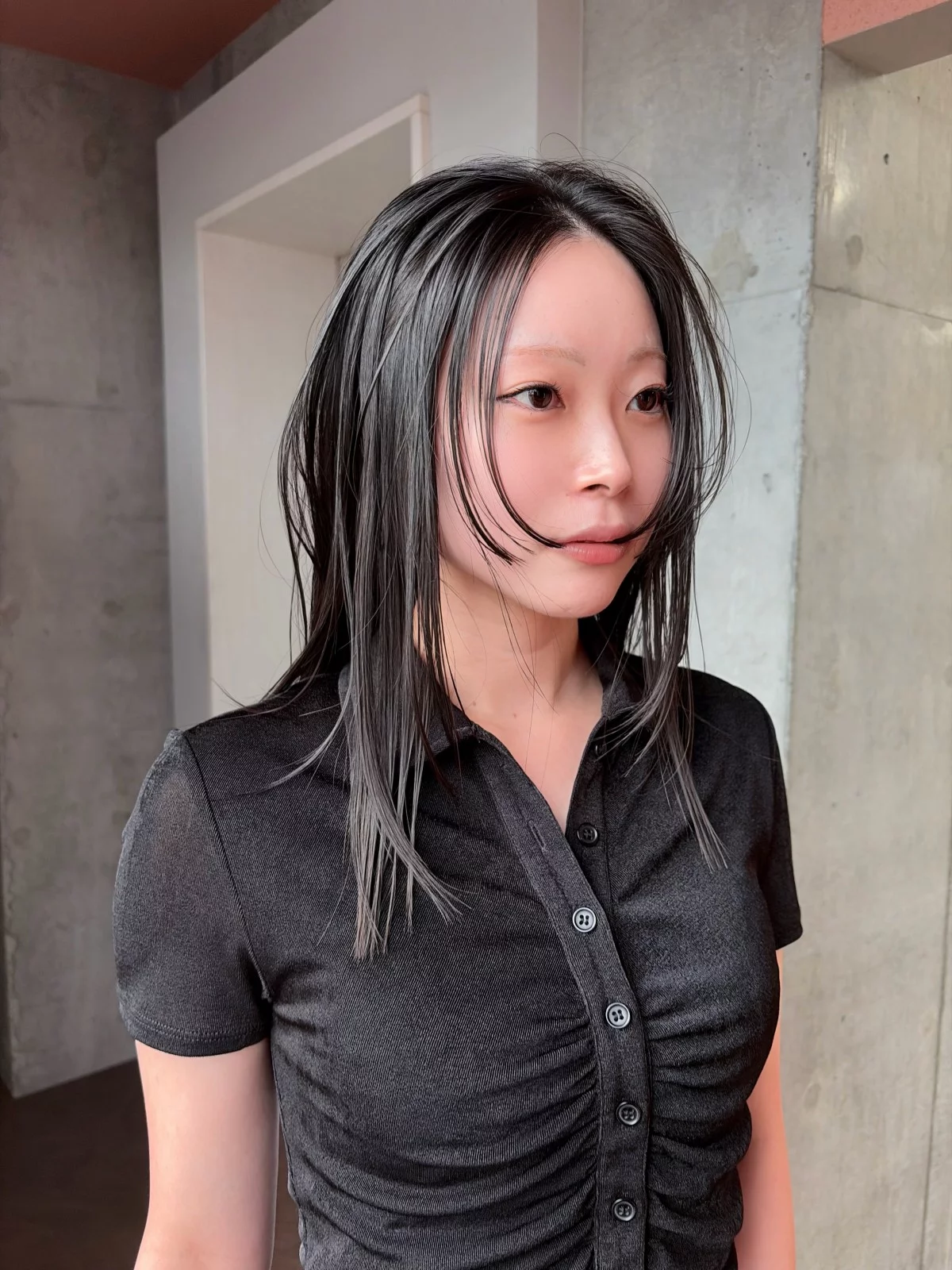 層次剪中長髮造型推薦5:輕盈中分直髮 