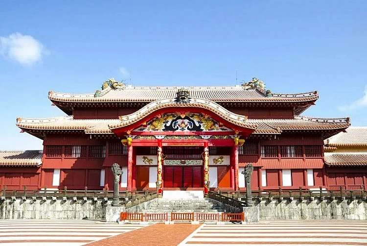 沖繩一直以來都是台灣人熱愛的日本旅遊去處,但這次入選排名第46,則反映出名單對「正在變化中的地方」的關注。這座島嶼近年經歷重要文化地標的修復工程,也讓旅人有機會重新理解琉球文化如何在時間推移中被保存、重塑。