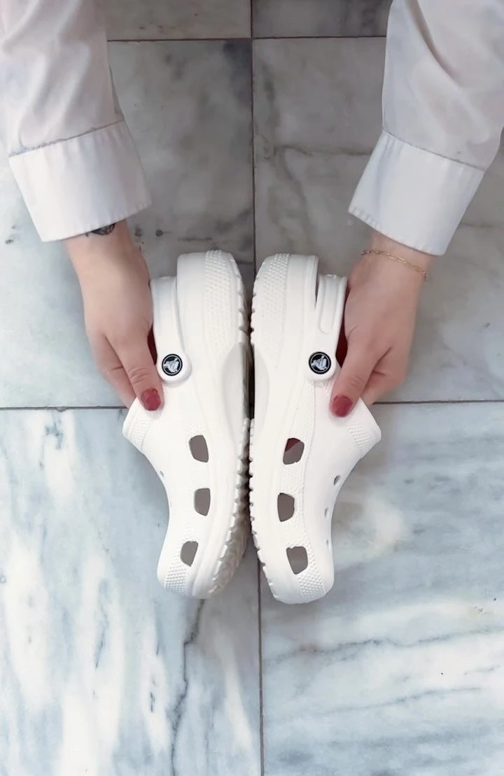 根據洞洞鞋母公司 Crocs, Inc. 公布的 2025 年第二季財報（自 4 月 1 日至 6 月 30 日止，共計三個月），整體營收達到  11.5 億美元（約新台幣 345 億元），與去年同期增長 3.4%，高於市場預期。不同於去年「雙位數」的增長幅度，今年的第二季營收增速放緩。