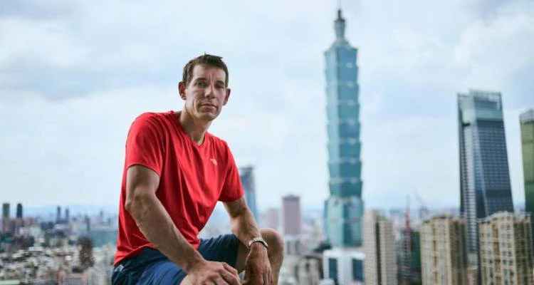 回顧多支關於艾力克斯的專訪與紀錄影片後，身為珠寶及腕錶編輯的我，卻意外捕捉到另一個耐人尋味的有趣細節：「原來，他也是勞力士的愛用者之一！」沒錯！艾力克斯手腕上所配戴的，是約於2021年所推出的「Explorer II 226570」錶款型號。該款腕錶的背後精神，恰如其分地呼應了艾力克斯長年致力於探索未知、挑戰極限的生命軌跡。