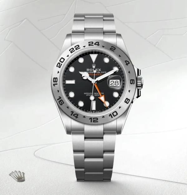 傳奇攀岩家 Alex Honnold，手腕上的這只勞力士「Explorer II 226570」錶款型號，不只是造型耐看，實用更是滿分。採用42毫米蠔式鋼錶殼，搭配3285型自動上鏈機芯，動力儲存長達70小時，即使極限攀岩也不怕停擺。錶款有黑色、白色兩款錶盤，艾力克斯選的則是低調內斂的黑面版本。