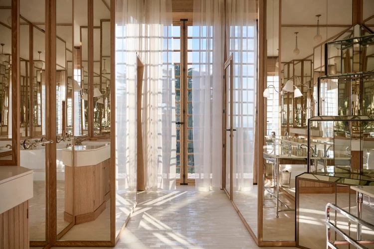 La Pausa 不僅成為 Chanel Heritage 計劃的一環,讓品牌歷史不再只是封存在博物館玻璃櫃裡的物件,而是能被走進、住進、創作的活體空間;同時也預告著即將展開的文學靜旅、藝術駐村計畫,讓這座宅邸再次成為自由與創意的棲息地。
