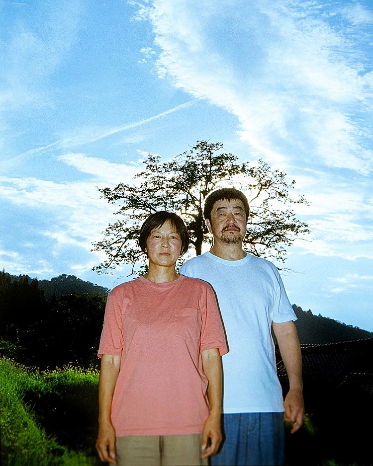成立 20 年，這對夫妻低調地耕耘，從大自然擷取靈感，融合於日本傳統陶藝技術與現代藝術表現，並強調每件作品的獨特性與手工藝價值，「我們的特色是描繪動植物，進行細緻地繪畫表現，再製作成陶器。」