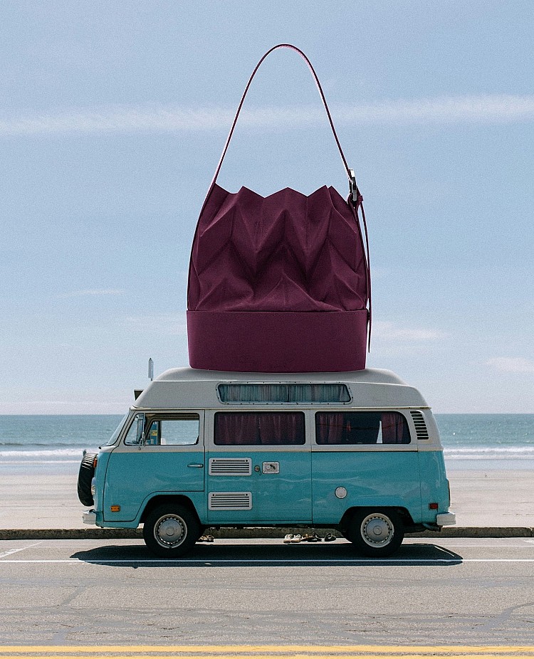 Pavi Studio有著「泰國版三宅一生」之稱號，以輕便、可摺疊的設計受到廣大消費者青睞，容量大、重量輕，且能快速收納，最具代表性的摺疊Tote Bag，價格落在約1,000泰銖，兼顧時尚美感，透過簡約俐落的線條與耐看配色，讓包款在度假造型中都能輕鬆融入。