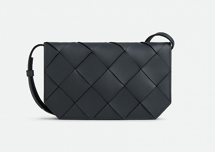 想要跟路雲有CP款可以入手這一顆變化款「Diago Phone Pouch」簡潔俐落的矩形外型搭配可拆式斜背帶，內層貼心設有四個卡夾隔層與磁扣開合，兼具功能性與話題度！