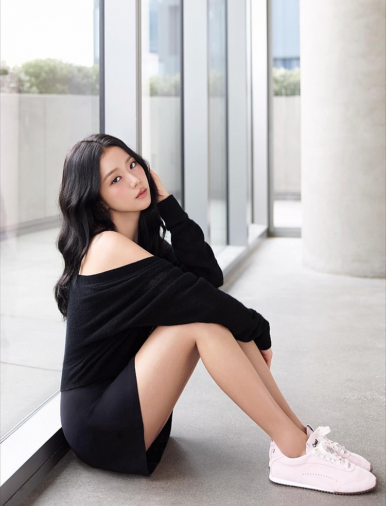 今年 Alo 更一口氣找來 BLACKPINK Jisoo 與 BTS Jin 擔任全球代言人，瞬間把聲量推向前所未有的高度。