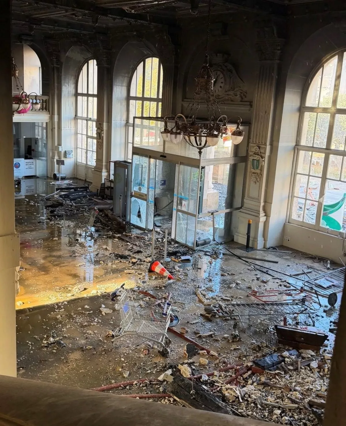 這次法國暴動對經濟造成嚴重衝擊,尤其是零售業、精品業及觀光商圈損失慘重。根據法國零售貿易聯合會統計,全國約有 1,500 家商店受到影響,整體財產損失初步估計達數億歐元,其中,巴黎著名的精品購物區聖奧諾雷街、蒙田大道更成為暴力洗劫的重災區,多家精品店的玻璃櫥窗遭砸毀,店內商品被搶走,包括 Hermès、Louis Vuitton、Burberry、Dior、Celine...等知名品牌皆傳出受害消息。