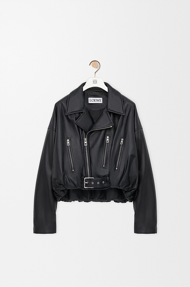 Loewe這款皮革夾克以輕盈納帕羊皮製成，手感柔軟卻保有皮革的光澤。寬鬆輪廓搭配棉絮填充，營造蓬鬆立體的時髦份量感。