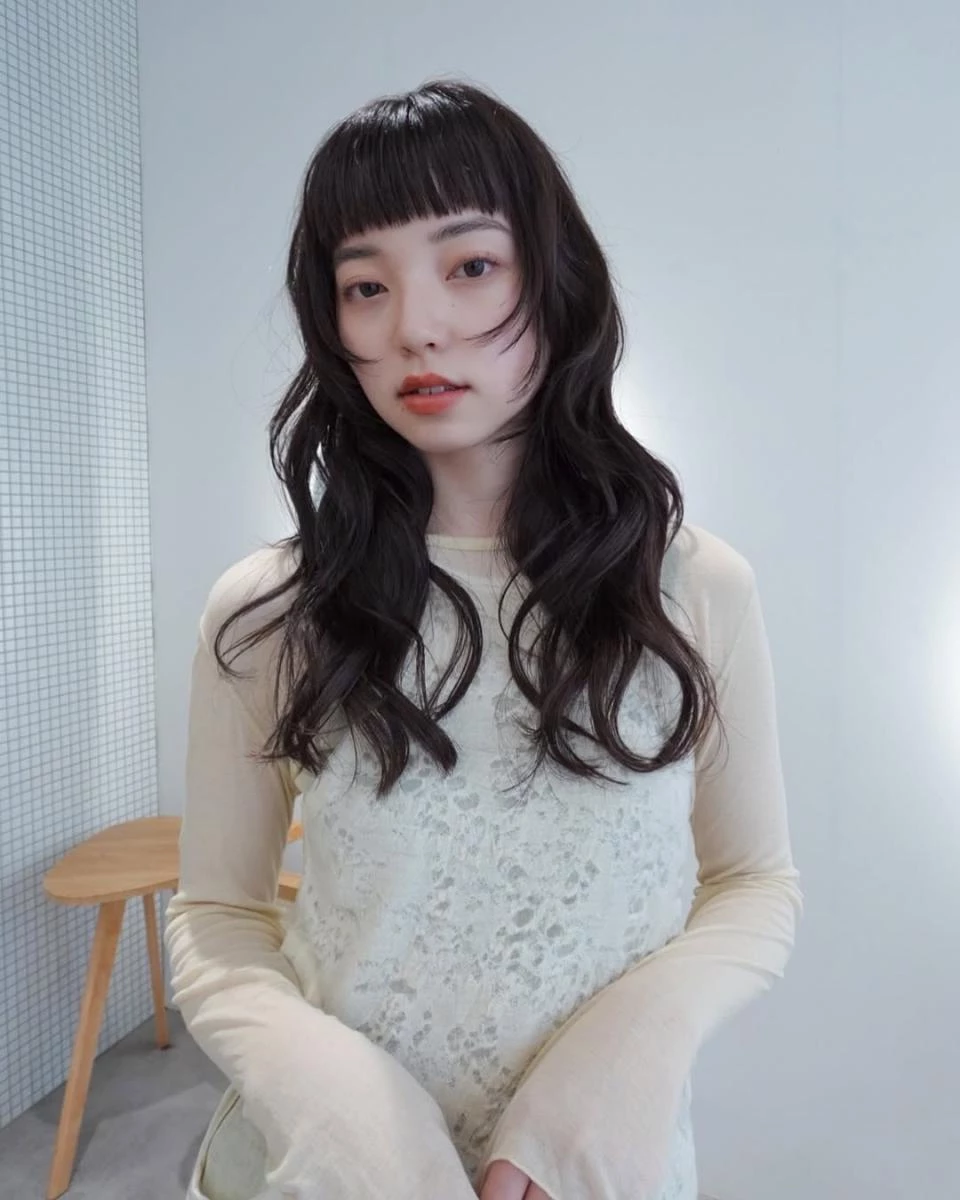 圓臉髮型推薦11：高層次柔軟輪廓燙